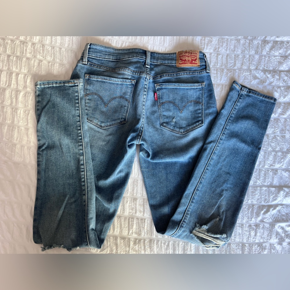 Levi 711 Skinny Jeans Light Wash Slightly Distressed Size 27